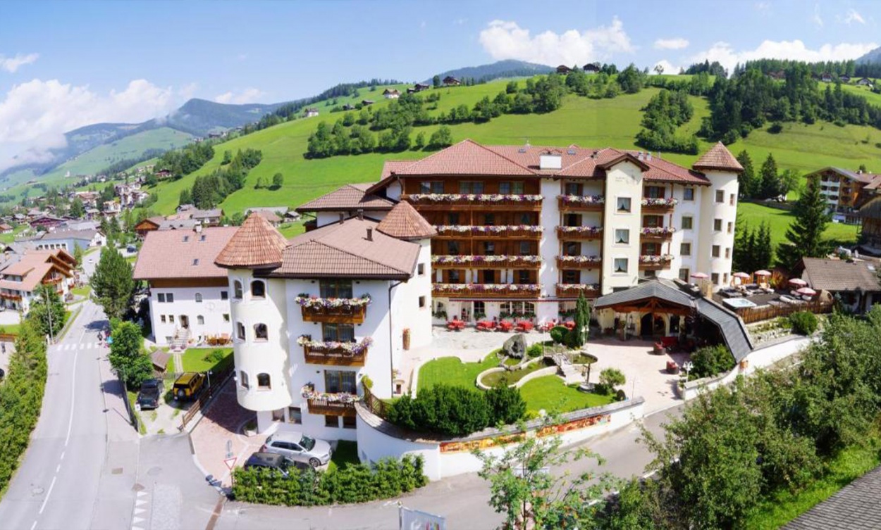  Familien Urlaub - familienfreundliche Angebote im Biker-  Wellnesshotel Almhof Call in St. Vigil in Enneberg in der Region Dolomiten 
